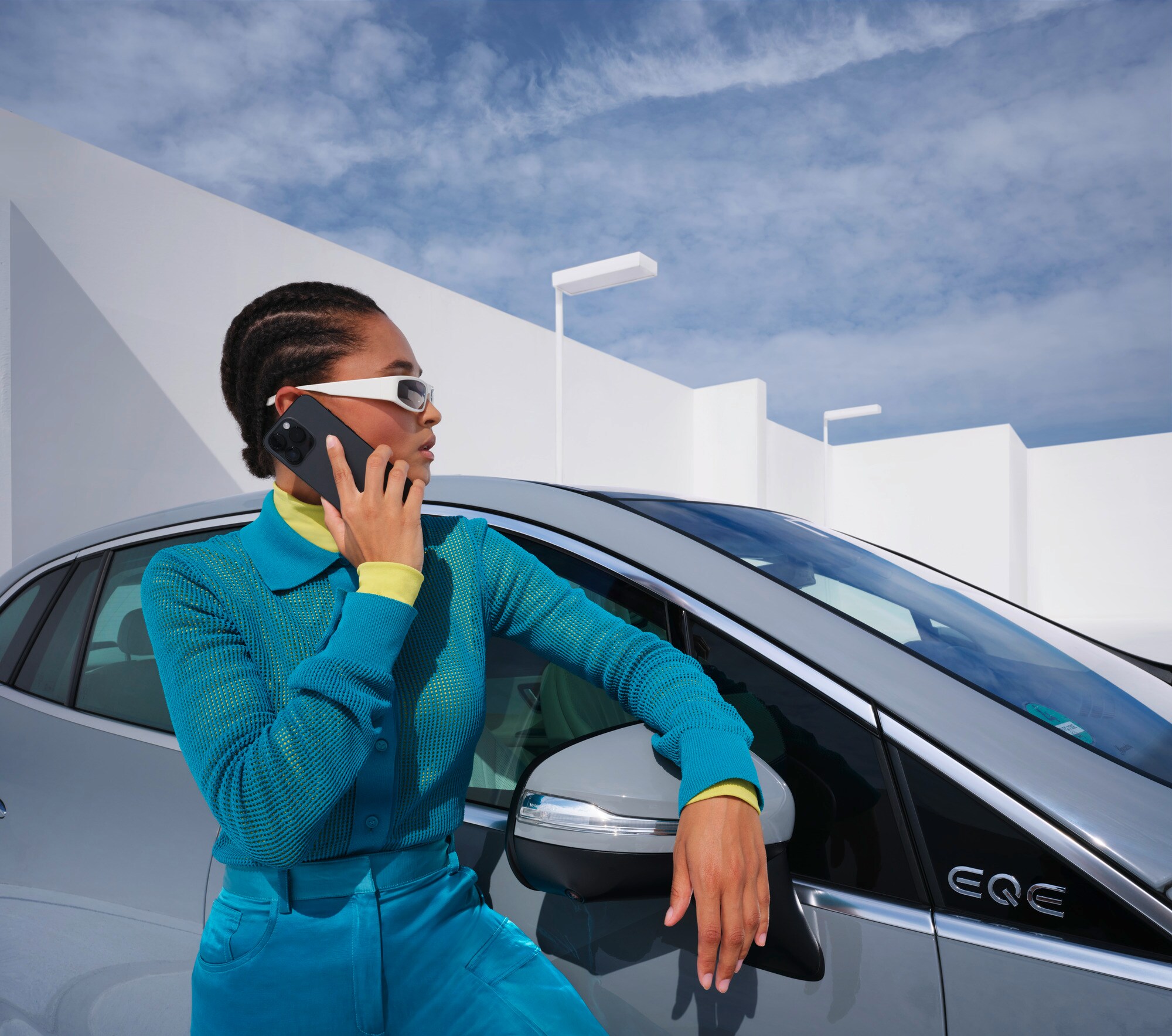 W razie wypadku i awarii | Mercedes-Benz Osoba opierająca się o samochód Mercedes-Benz z telefonem w ręce.