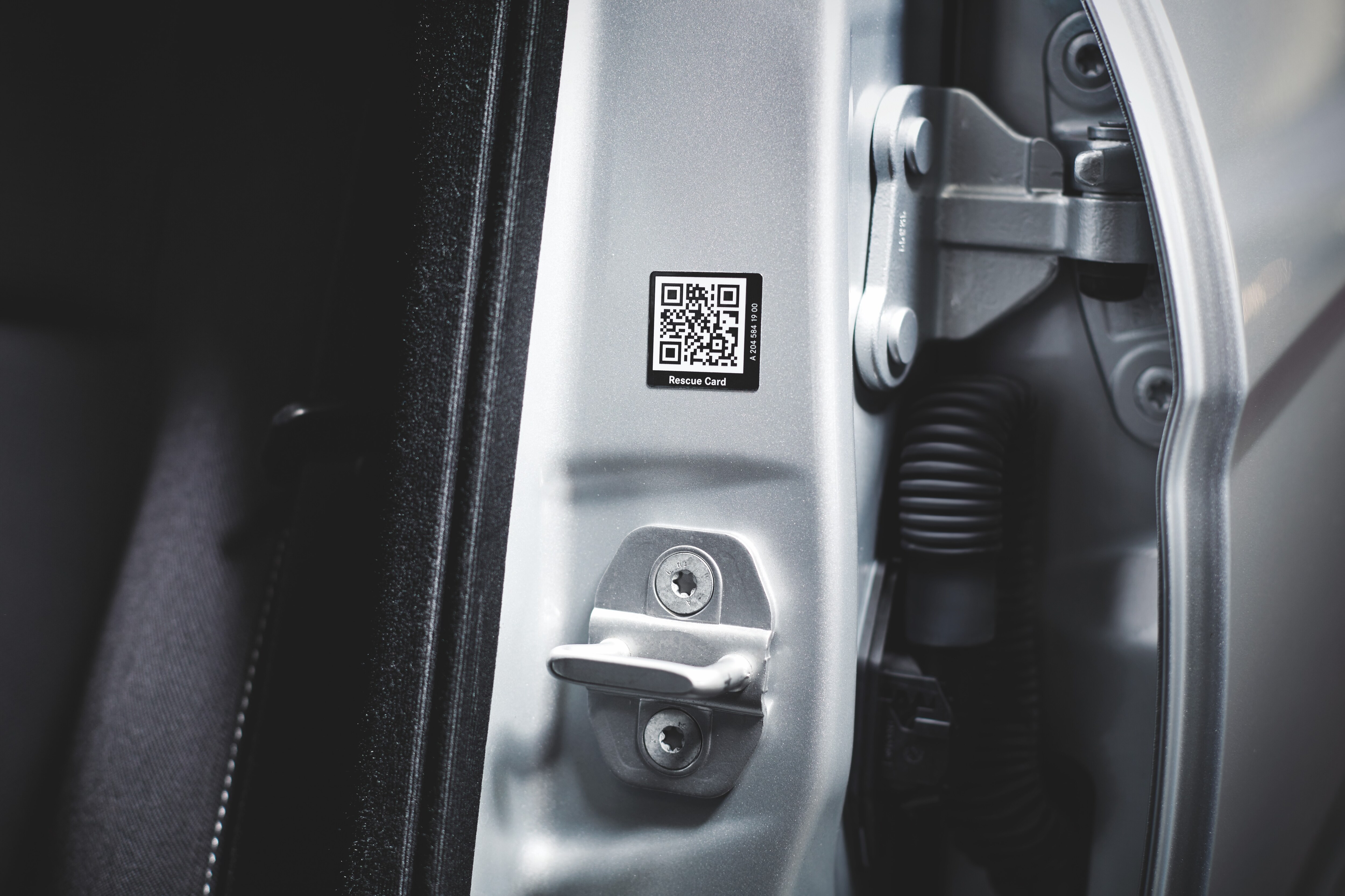 Naklejki ratownicze | Mercedes-Benz Naklejka ratownicza na pojeździe Mercedes-Benz.