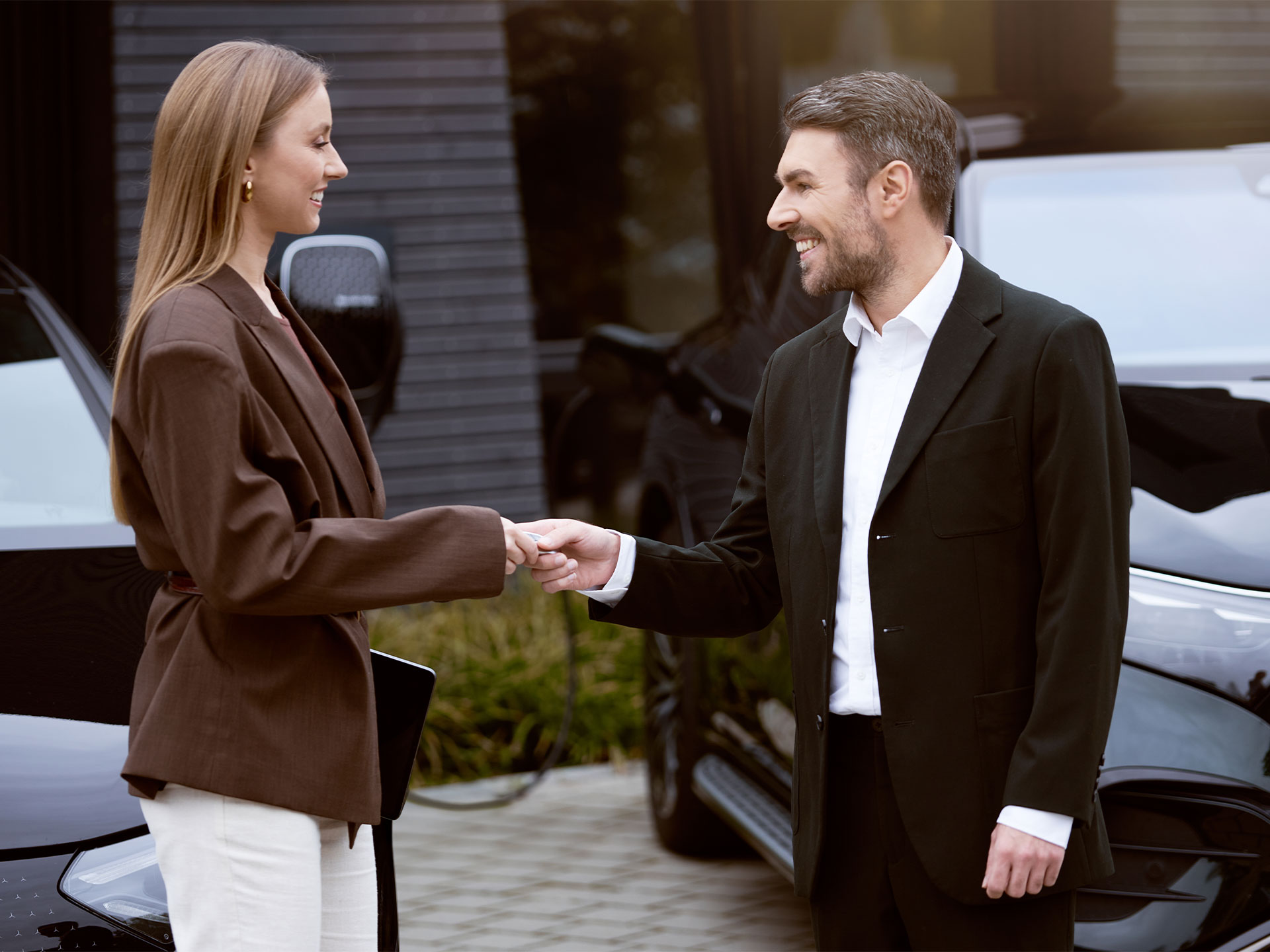 Ładowanie dla klientów biznesowych | Ładowanie | Mercedes-Benz Różne modele elektrycznych samochodów osobowych Mercedes-Benz stoją obok siebie flotami.