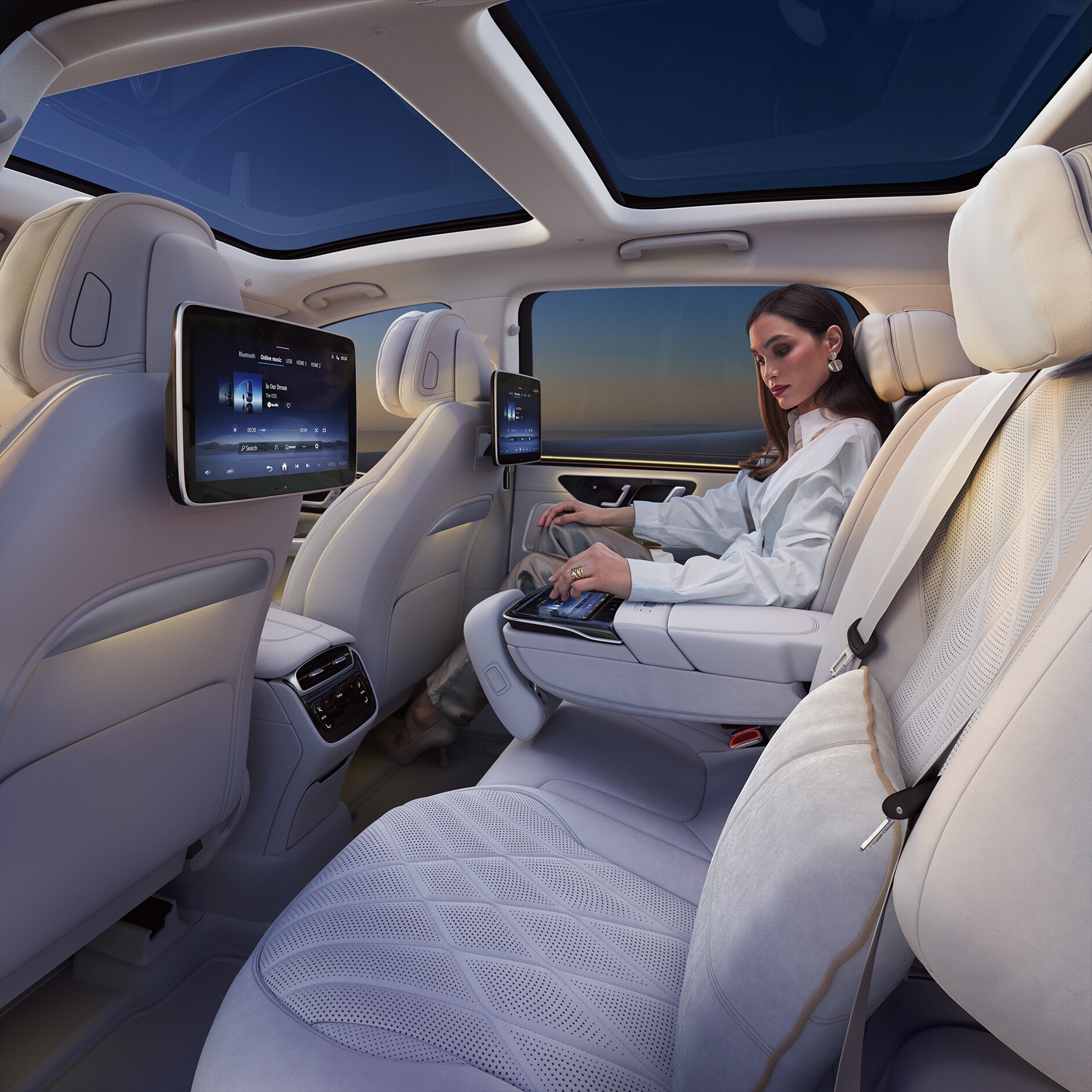 Intuicyjne innowacje | Mercedes-Benz Kobieta siedzi na tylnym fotelu w Mercedes-Benz EQS SUV.