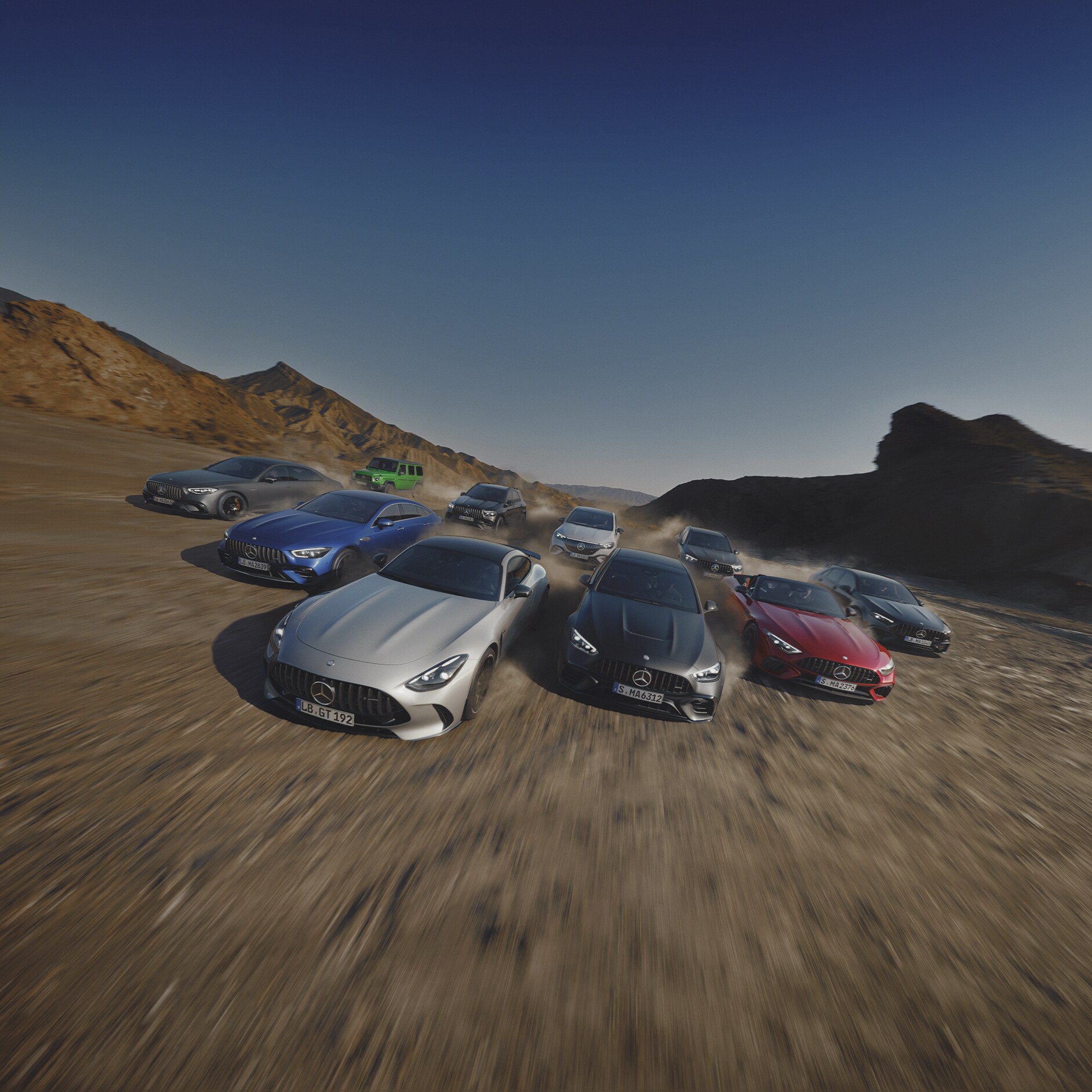 Mercedes-AMG Grupa samochodów Mercedes-AMG na pustyni.