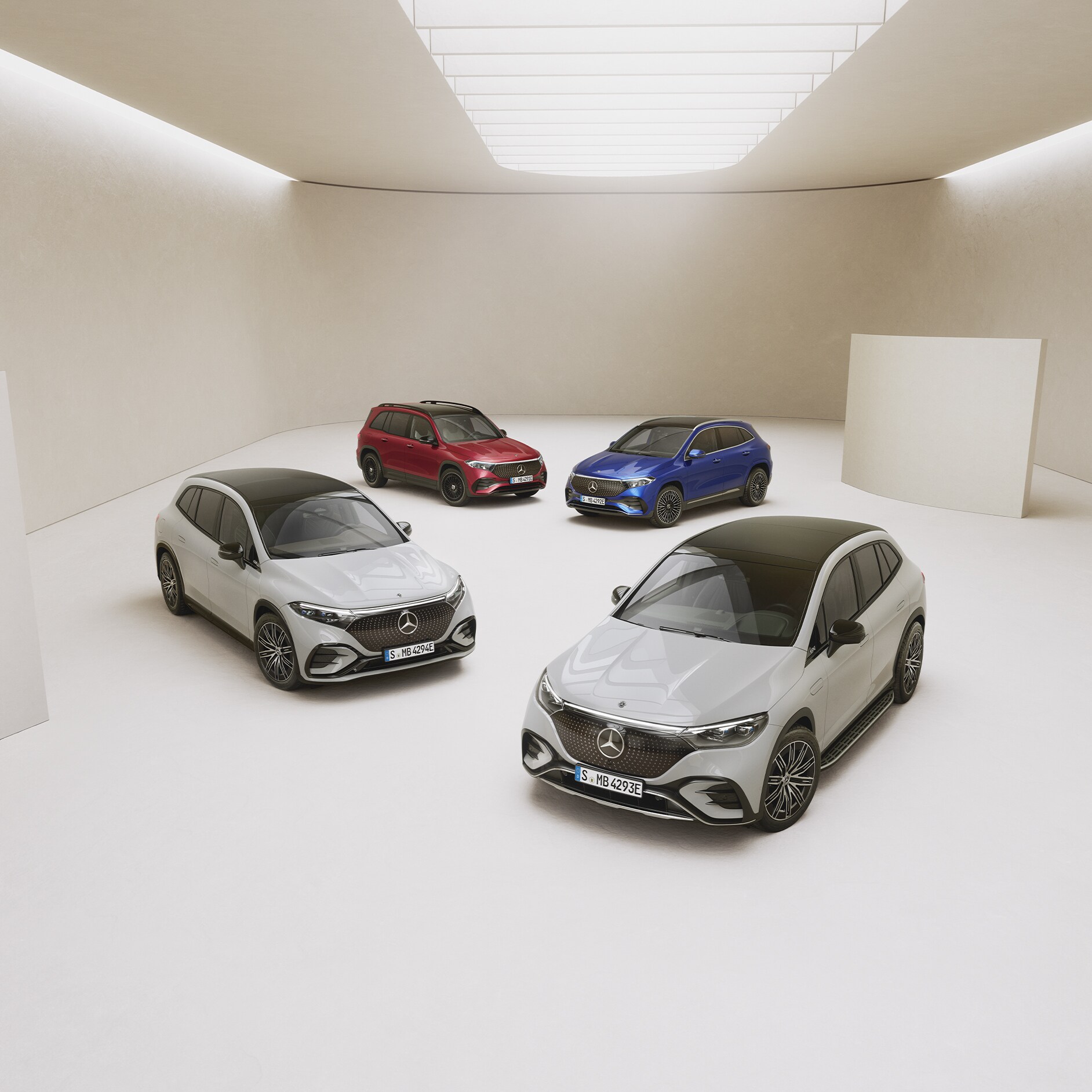 Modele Mercedes-Benz Grupa modeli Mercedes-Benz w jasnym pomieszczeniu.