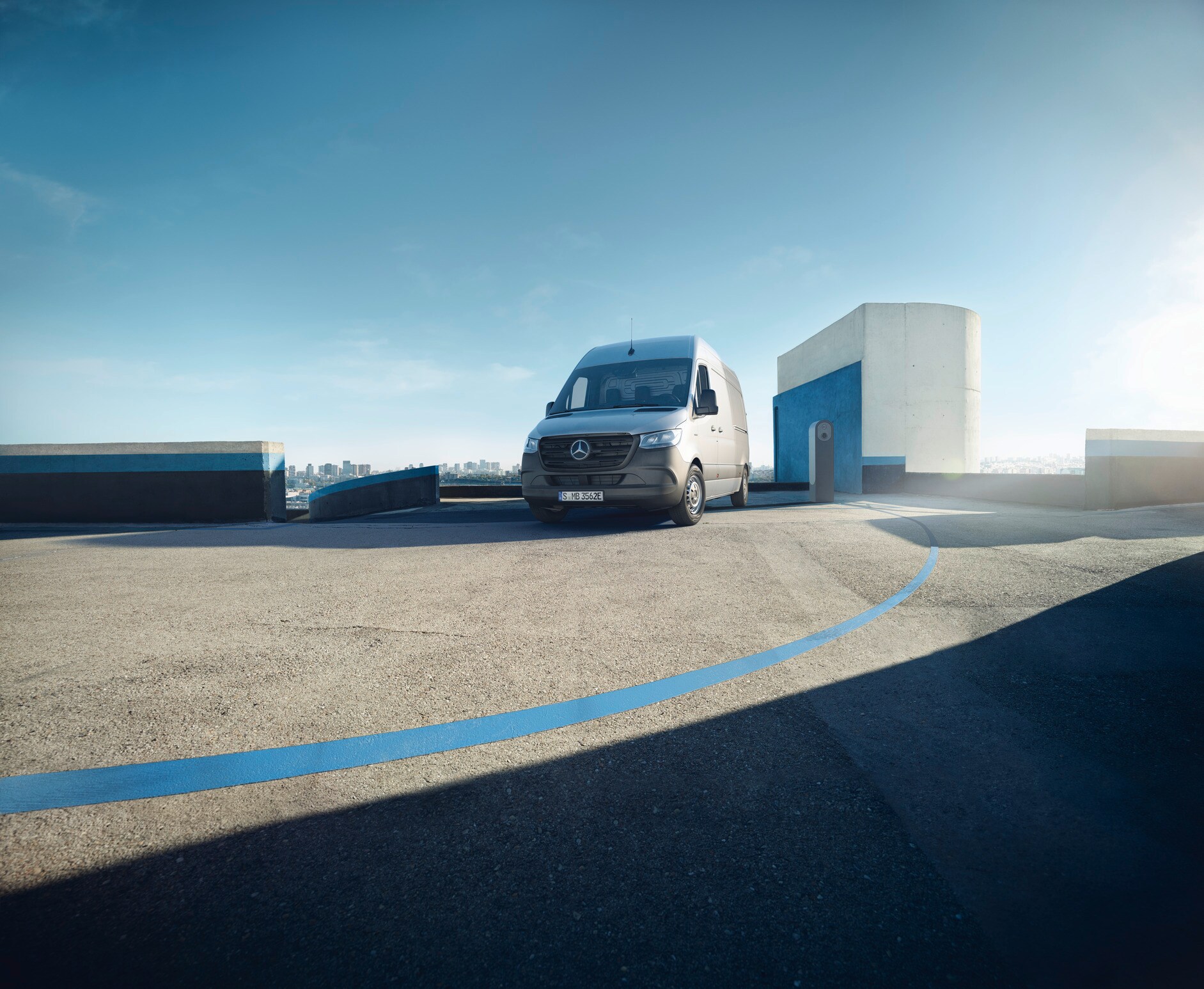 eSprinter oraz Sprinter | Mercedes-Benz Mercedes-Benz eSprinter Furgon zaparkowany na dachu parkingu.