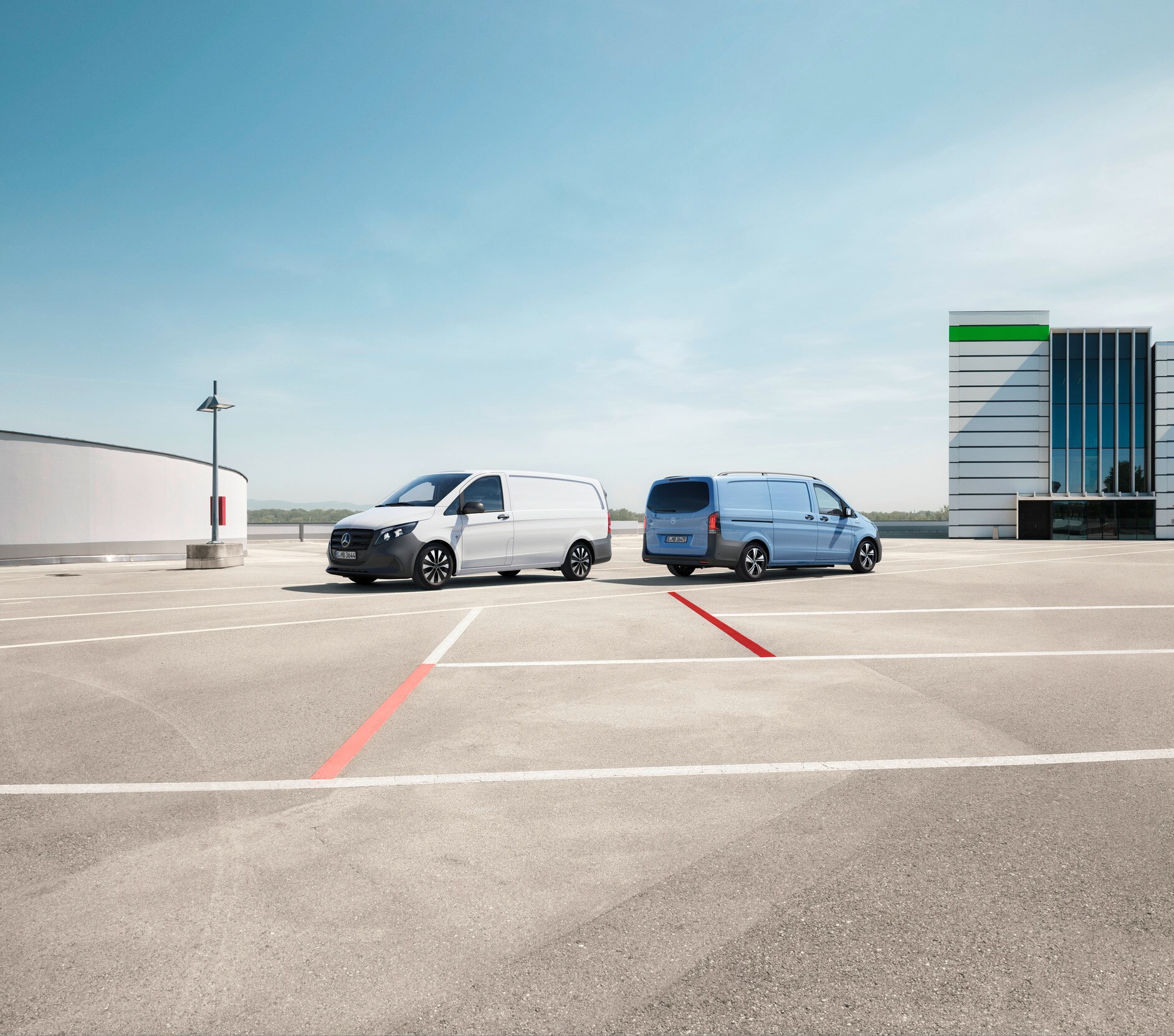 eVito oraz Vito | Mercedes-Benz Mercedes-Benz Vito Furgon oraz eVito Furgon zaparkowane na dachu parkingu.