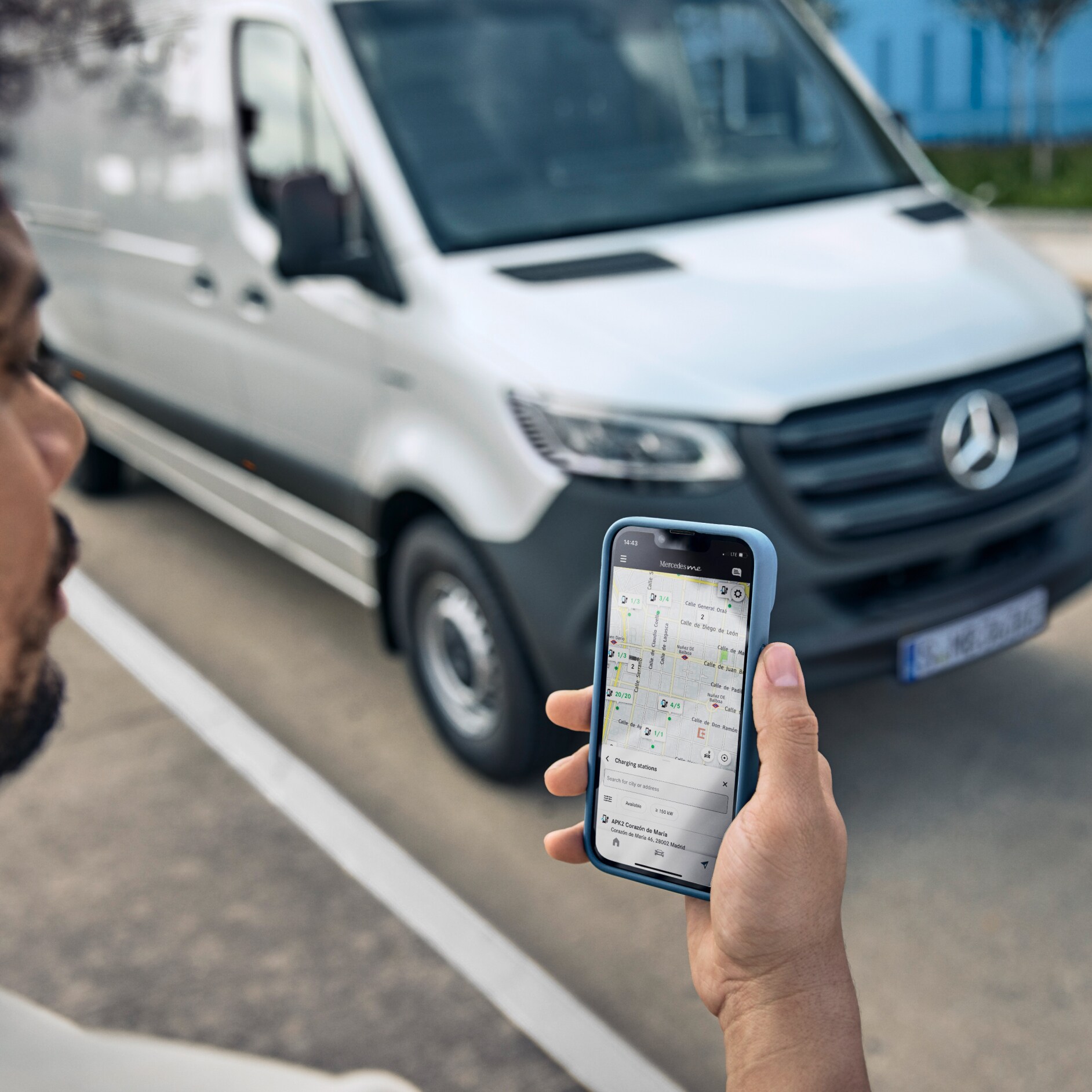 Klienci biznesowi | Cyfrowe Dodatki | Mercedes-Benz Osoba trzyma smartfon, na którym wyświetlane są Cyfrowe Dodatki.