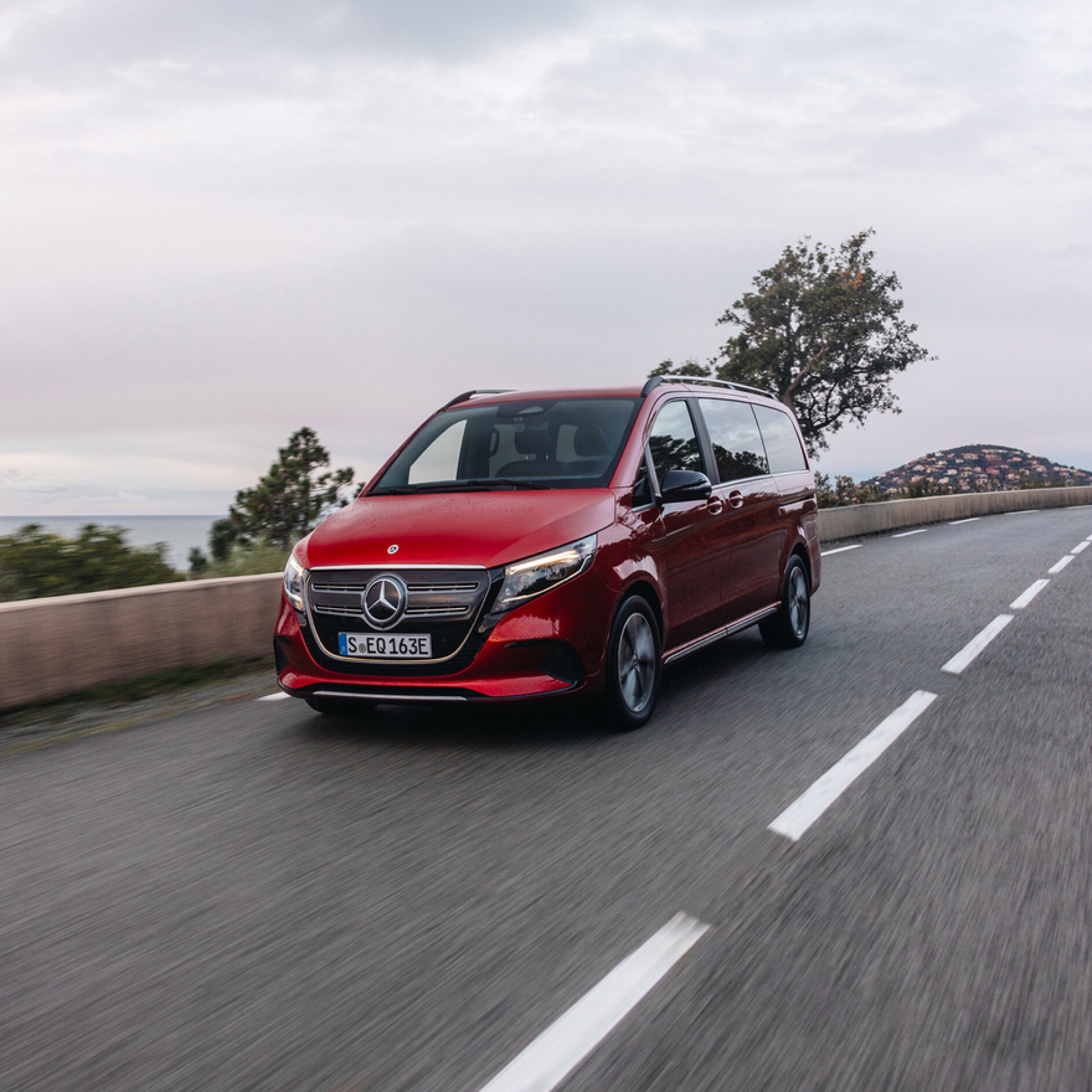 Pojazdy prywatne | Cyfrowe Dodatki | Mercedes-Benz Mercedes-Benz EQV na wiejskiej drodze.