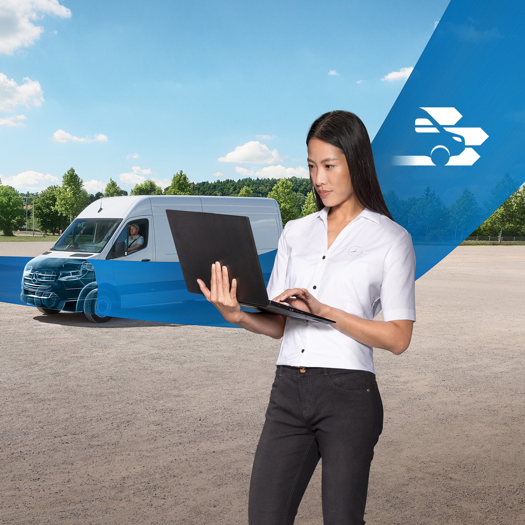 Mercedes-Benz | Usługi dla samochodów dostawczych | Przegląd Kobieta trzymająca laptop, przed białym samochodem dostawczym, obraz przecina niebieska wstęga. Przezroczysta pokrywa silnika reprezentuje diagnostykę Mercedes-Benz.
