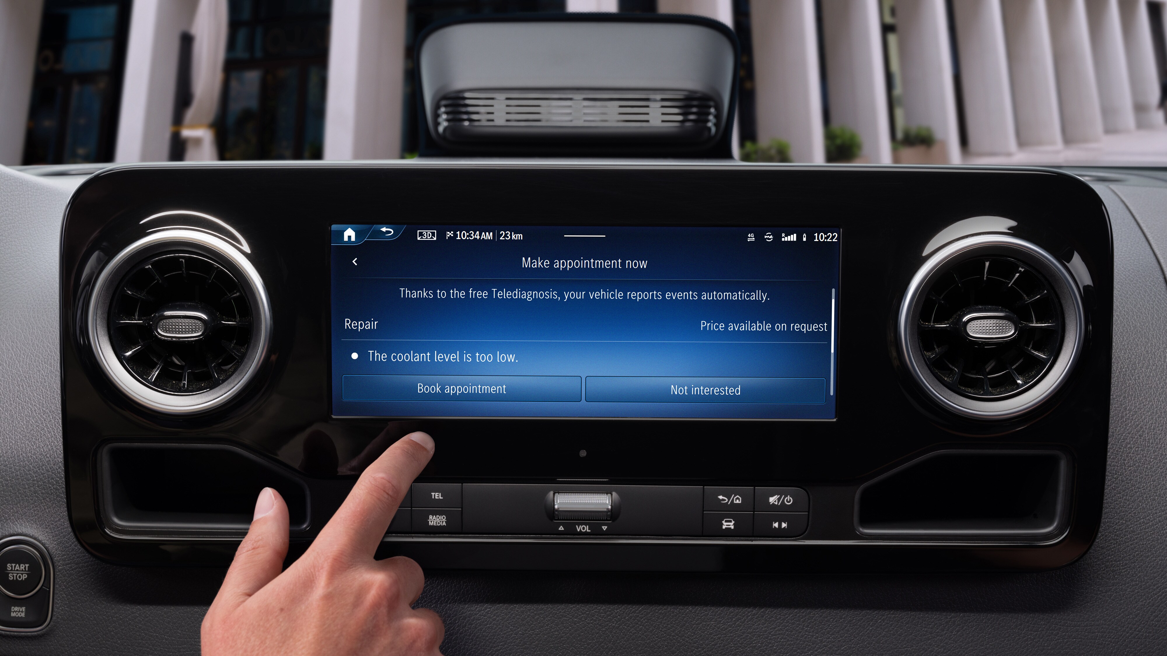 Mercedes-Benz | Technologia samochodów dostawczych | Pokładowa aplikacja Service Ekran dotykowy w Mercedesie pokazuje diagnostykę Mercedes-Benz, wskazującą niski poziom płynu w chłodnicy.