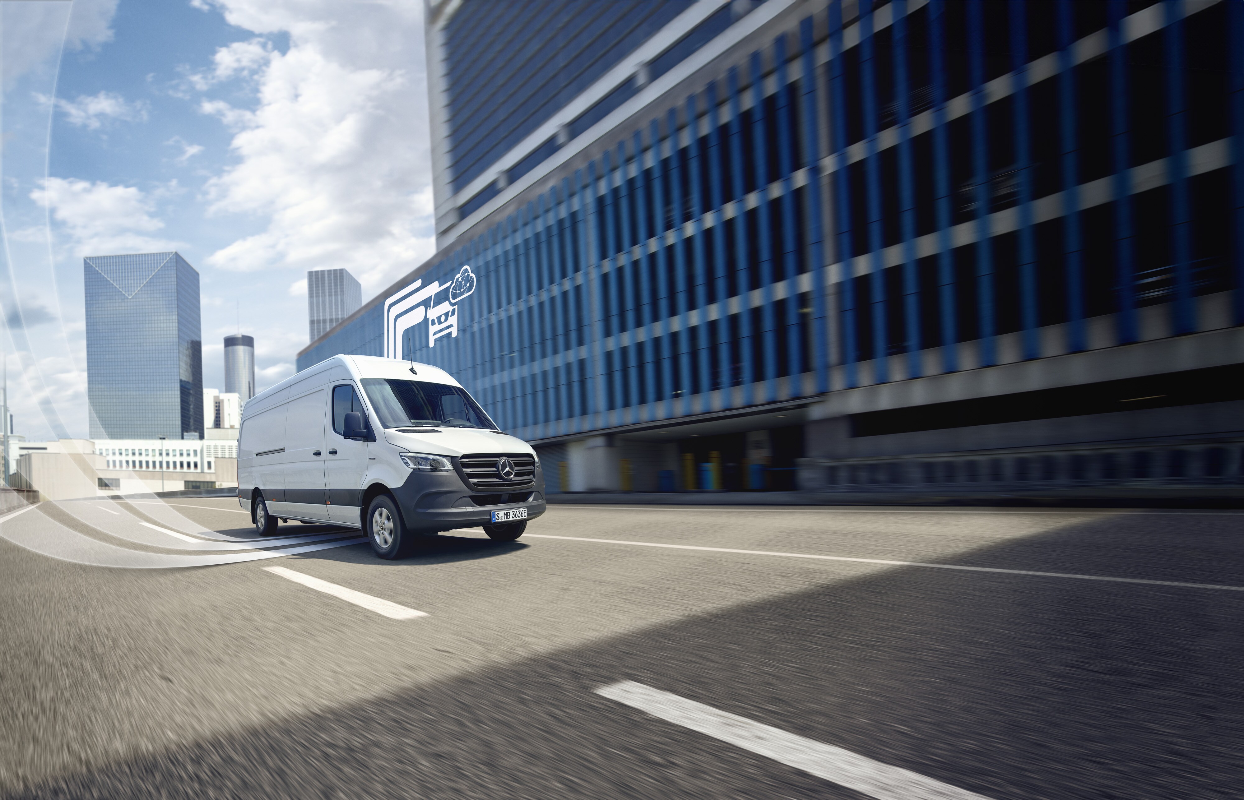 Mercedes-Benz | Technologia samochodów dostawczych | Cyfrowe Dodatki Samochód dostawczy Mercedes-Benz jadący na tle nowoczesnego krajobrazu, z wizualizacją technologii cyfrowej Mercedes-Benz.