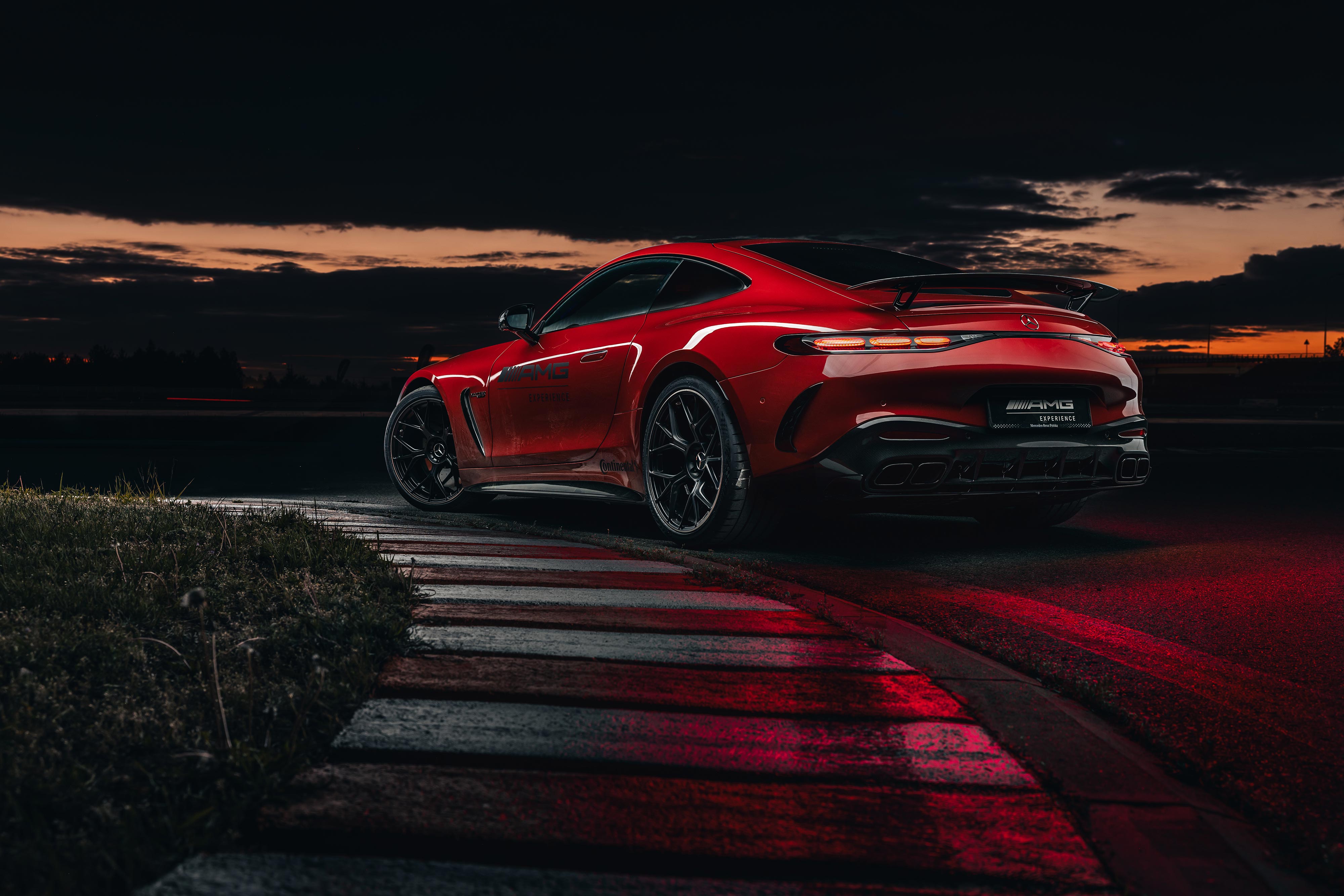 AMG Experience | Mercedes-Benz Czerwony Mercedes-AMG GT Coupé z logo AMG Experience na drzwiach.