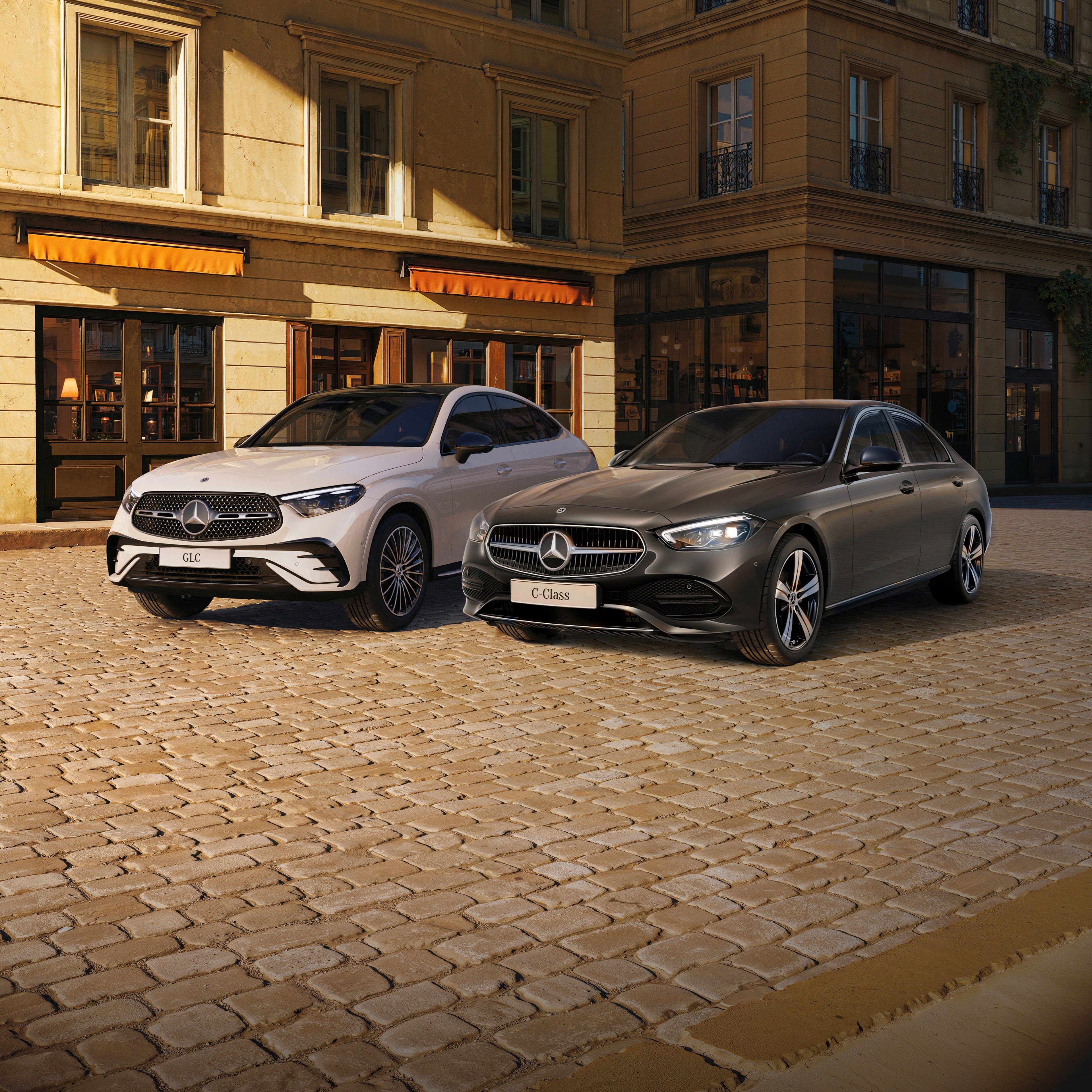 140 lat innowacji Mercedes-Benz | Mercedes-Benz Modele Klasa C oraz GLC Coupe zaparkowane przed budynkiem.