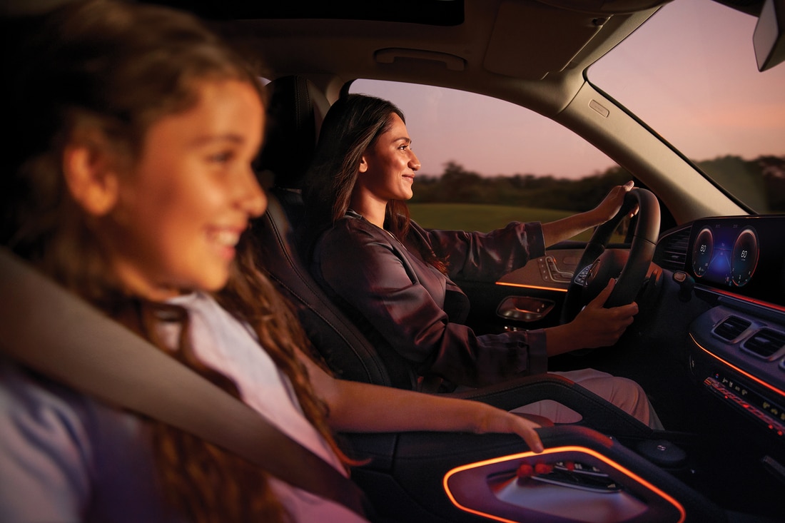 Kobieta z córką prowadzące Mercedes-Benz.