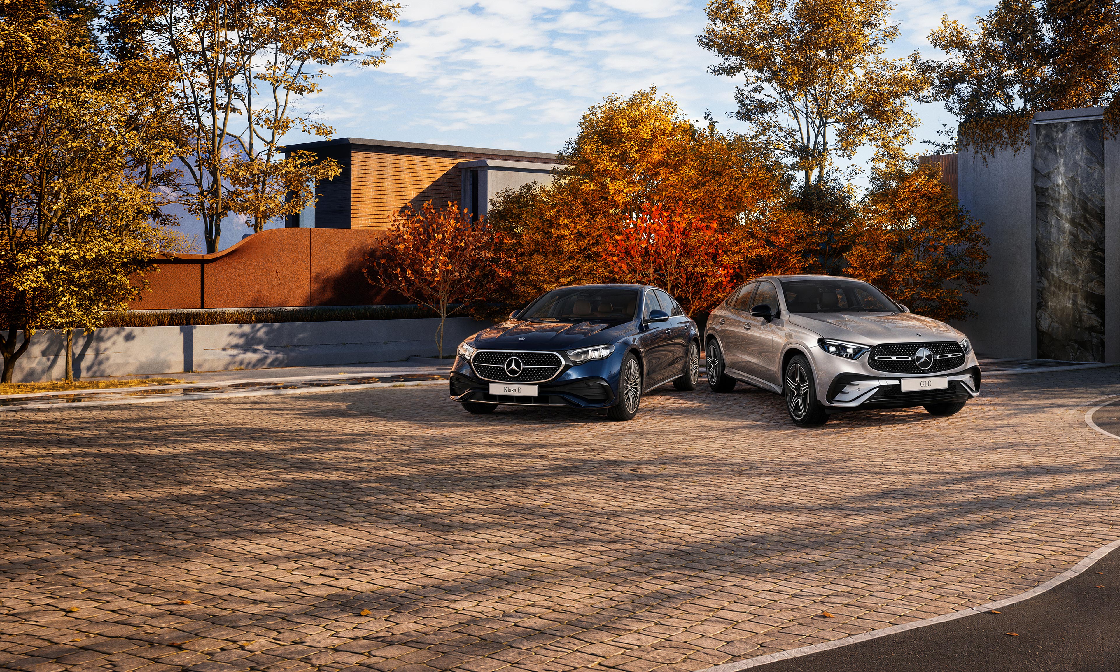 Modele Klasa C Limuzyna oraz GLC Coupe zaparkowane wśród jesiennych drzew.