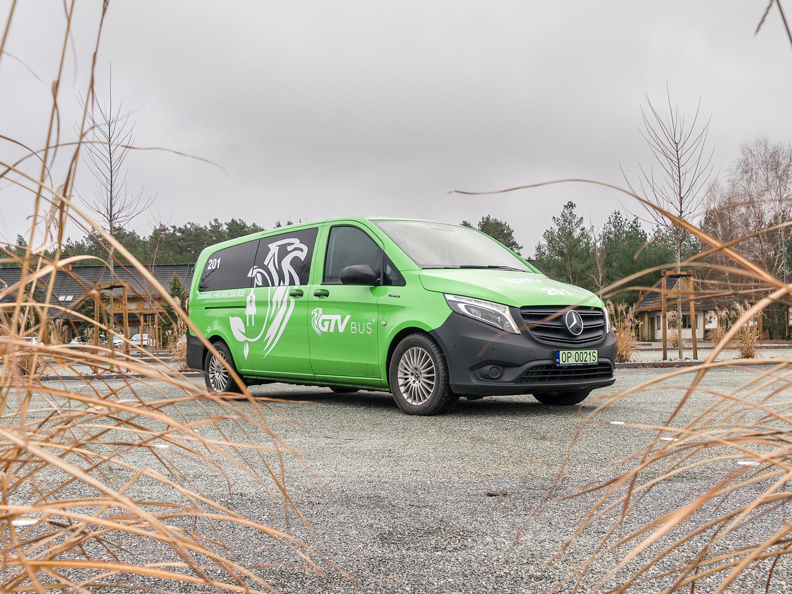 eVito w GTV Bus: niezawodny partner w przewozie pracowników Zielony Mercedes eVito Tourer firmy GTV Bus stoi na parkingu.