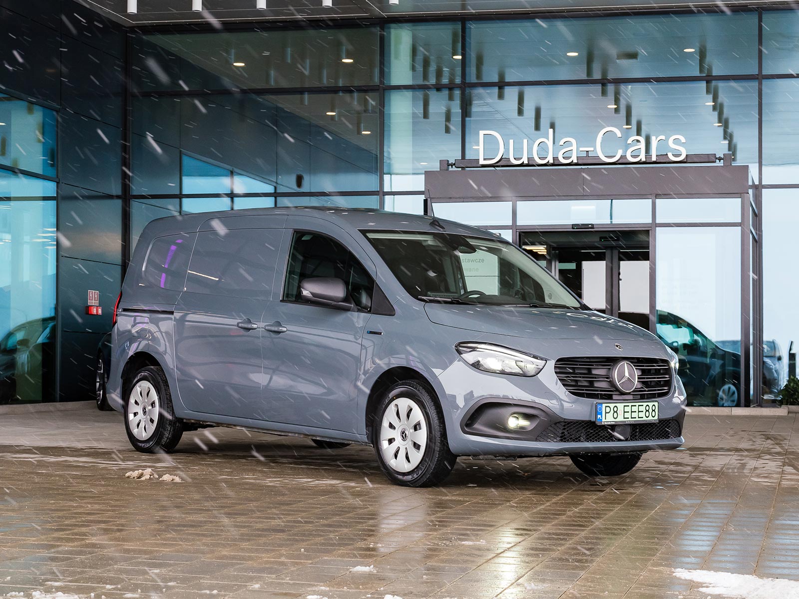 eCitan w firmie Przystań Piękna Szary Mercedes eCitan czeka na odbiór przez klienta przed salonem Mercedes-Benz Duda-Cars..